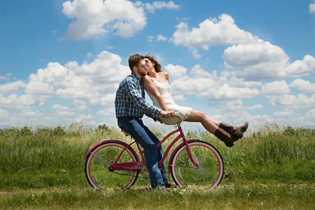 мужчина и девушка катаются на велосипеде