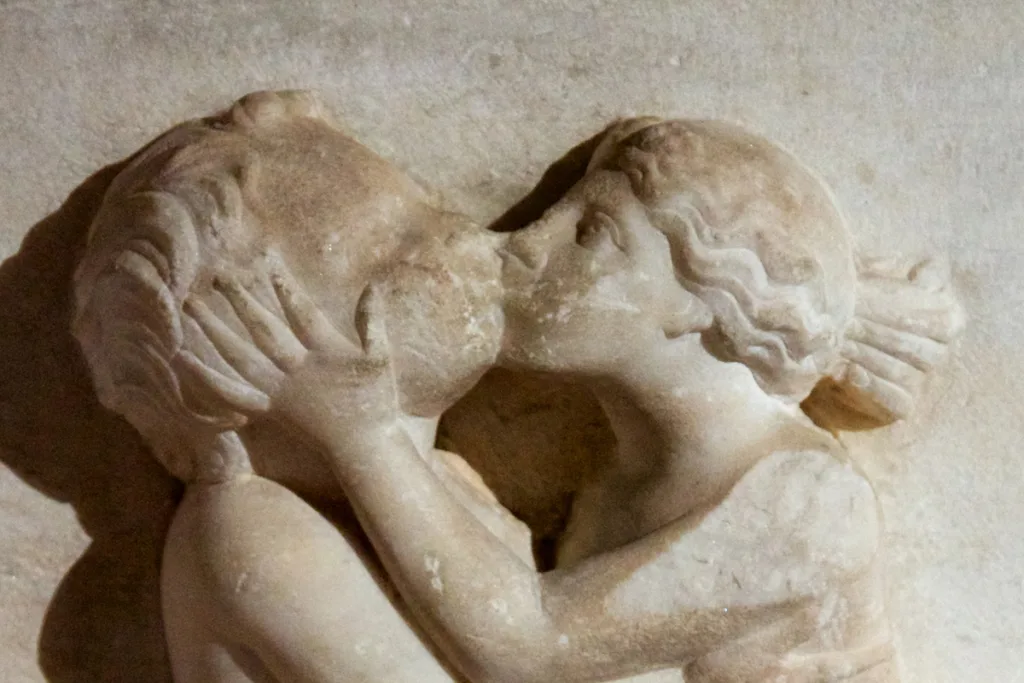 История поцелуев: Как начинались первые поцелуи и как они стали популярными
