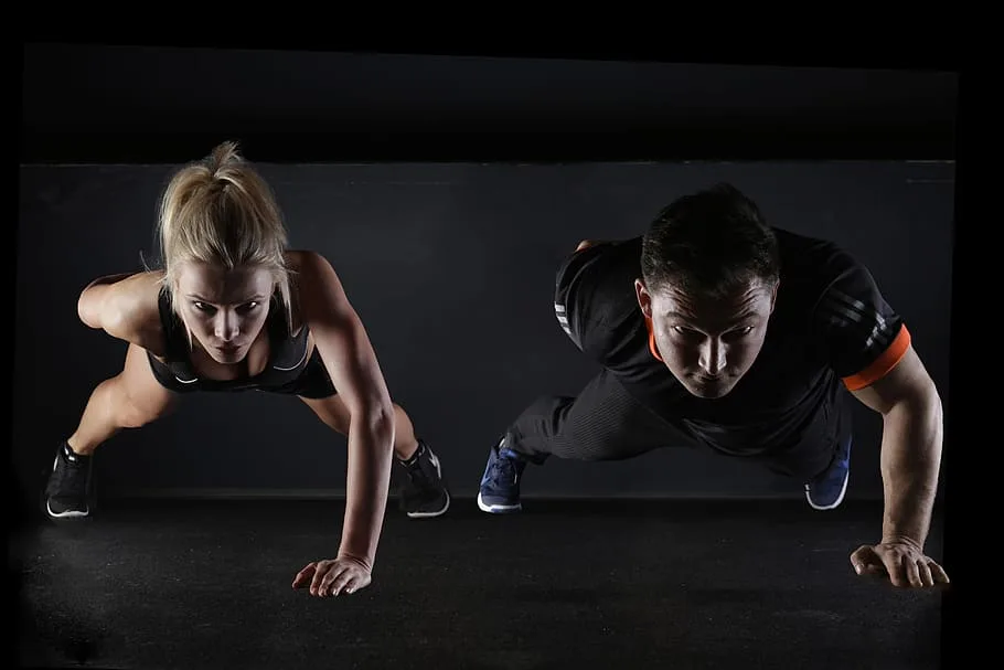 Какие упражнения можно делать вдвоем, чтобы укрепить мышцы и ощутить прилив энергии?
